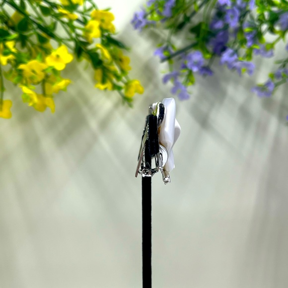 Mid Century Arthur Pepper Signed Vintage White Acrylic Abstract Clip On Earrings - Picture 6 of 12